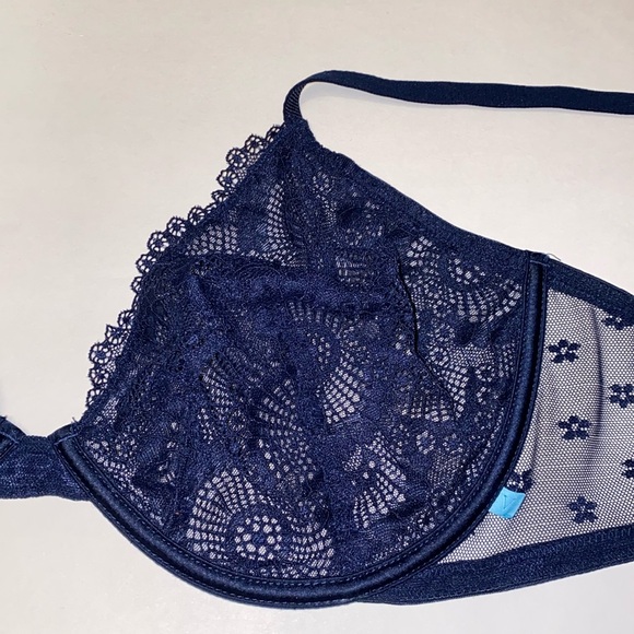 ~34E/F/G VGUC Victoria’s Secret Navy Lace Underwire Bra Lt Blue Navy Strap VS - Picture 4 of 12